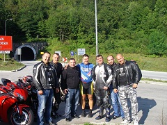 С группой байкеров-мотоциклистов