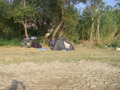 Палатка возле зарослей бамбука на пляже в Игало.