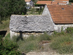 каменная крыша