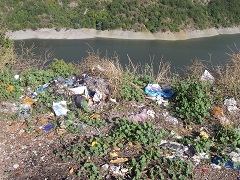 мусор вдоль дороги в Македонии