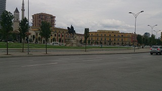 Тирана. Памятник Скандербергу.