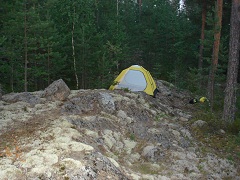 палатка на скале